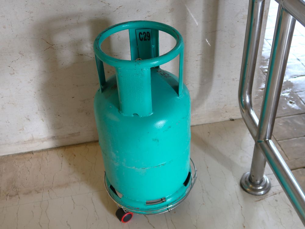 ガスボンベ1