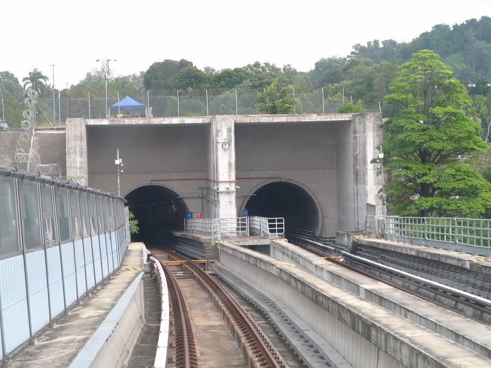 トンネル